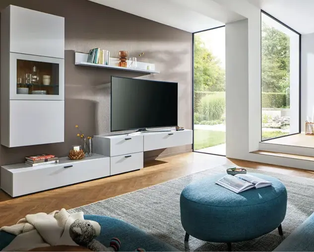 Hochwertiges Sideboard aus Massivholz mit integrierter Glasvitrine und dekorativen Vasen. Daneben ein Bücherregal aus Holz. Moderne Wohnmöbel in natürlicher Holzoptik für stilvolle und langlebige Wohnzimmer Einrichtung.